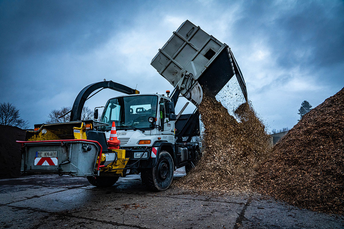 Unimog U 500/Hochkipper mit Fronthacker und Hakenliftcontainer